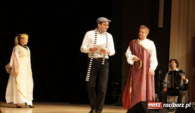 Zdjęcie w galerii na portalu naszraciborz.pl: Kabaret Moralnego Niepokoju bawił w RCK wiadomości z regionu