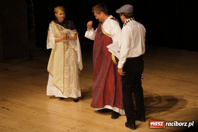 Zdjęcie w galerii na portalu naszraciborz.pl: Kabaret Moralnego Niepokoju bawił w RCK wiadomości z regionu