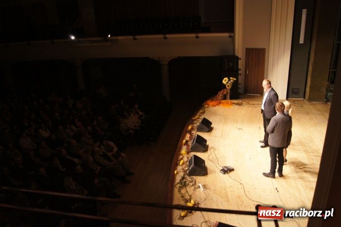 Zdjęcie w galerii na portalu naszraciborz.pl: Kabaret Moralnego Niepokoju bawił w RCK wiadomości z regionu