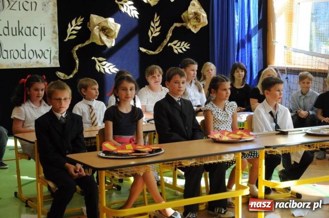 Zdjęcie w galerii na portalu naszraciborz.pl: Koszyk pełen słodkości dla nauczycieli wiadomości z regionu