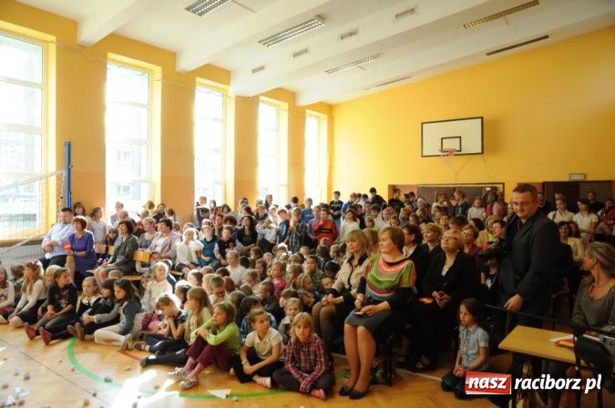 Zdjęcie w galerii na portalu naszraciborz.pl: Koszyk pełen słodkości dla nauczycieli wiadomości z regionu