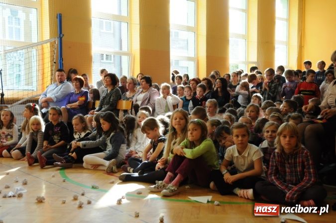 Zdjęcie w galerii na portalu naszraciborz.pl: Koszyk pełen słodkości dla nauczycieli wiadomości z regionu