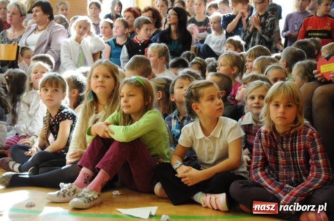 Zdjęcie w galerii na portalu naszraciborz.pl: Koszyk pełen słodkości dla nauczycieli wiadomości z regionu