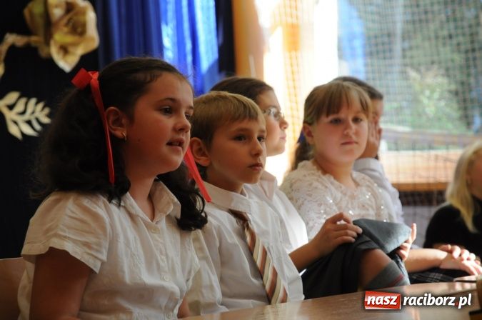 Zdjęcie w galerii na portalu naszraciborz.pl: Koszyk pełen słodkości dla nauczycieli wiadomości z regionu