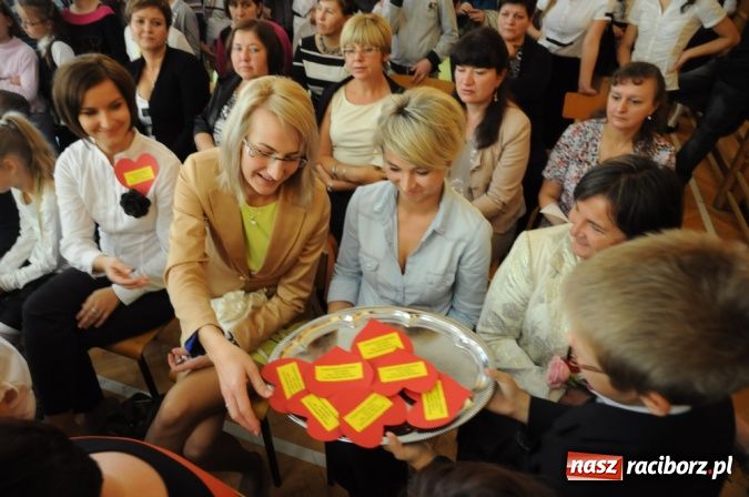 Zdjęcie w galerii na portalu naszraciborz.pl: Koszyk pełen słodkości dla nauczycieli wiadomości z regionu