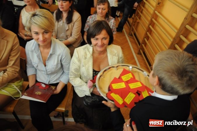 Zdjęcie w galerii na portalu naszraciborz.pl: Koszyk pełen słodkości dla nauczycieli wiadomości z regionu