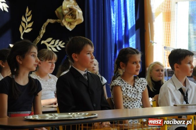 Zdjęcie w galerii na portalu naszraciborz.pl: Koszyk pełen słodkości dla nauczycieli wiadomości z regionu