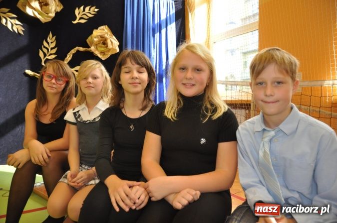 Zdjęcie w galerii na portalu naszraciborz.pl: Koszyk pełen słodkości dla nauczycieli wiadomości z regionu