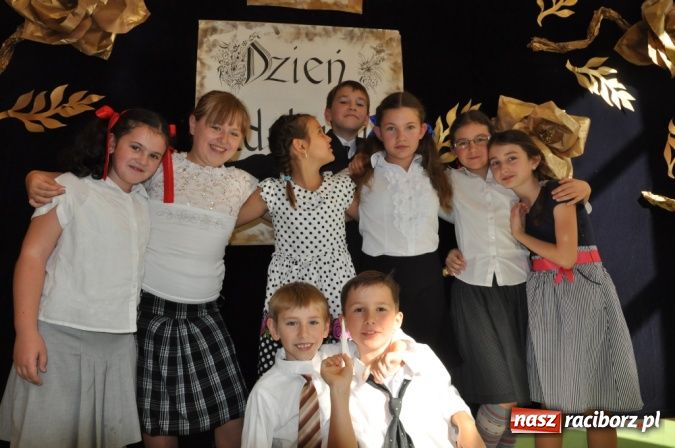 Zdjęcie w galerii na portalu naszraciborz.pl: Koszyk pełen słodkości dla nauczycieli wiadomości z regionu