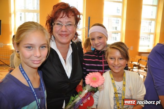 Zdjęcie w galerii na portalu naszraciborz.pl: Koszyk pełen słodkości dla nauczycieli wiadomości z regionu