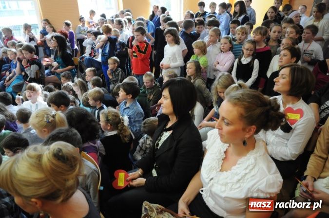 Zdjęcie w galerii na portalu naszraciborz.pl: Koszyk pełen słodkości dla nauczycieli wiadomości z regionu