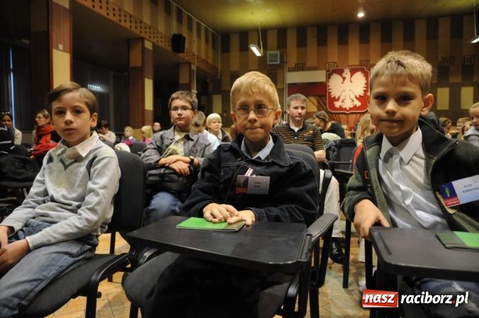 Zdjęcie w galerii na portalu naszraciborz.pl: Najmłodsi studenci rozpoczęli kształcenie wiadomości z regionu