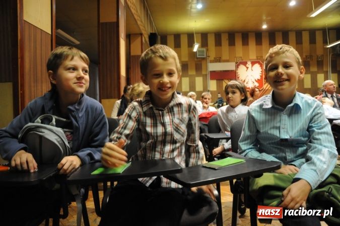 Zdjęcie w galerii na portalu naszraciborz.pl: Najmłodsi studenci rozpoczęli kształcenie wiadomości z regionu