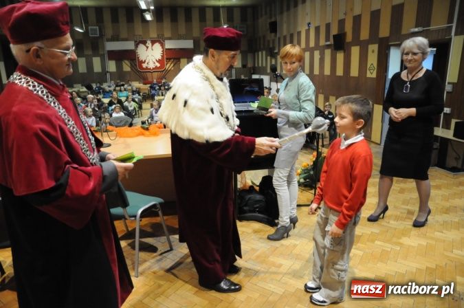 Zdjęcie w galerii na portalu naszraciborz.pl: Najmłodsi studenci rozpoczęli kształcenie wiadomości z regionu