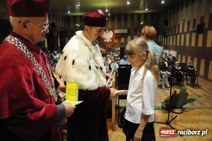 Zdjęcie w galerii na portalu naszraciborz.pl: Najmłodsi studenci rozpoczęli kształcenie wiadomości z regionu