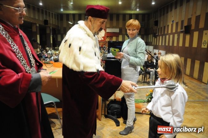 Zdjęcie w galerii na portalu naszraciborz.pl: Najmłodsi studenci rozpoczęli kształcenie wiadomości z regionu