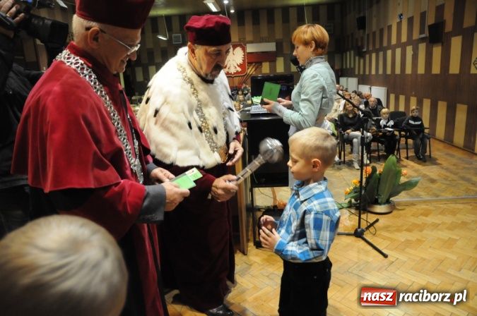 Zdjęcie w galerii na portalu naszraciborz.pl: Najmłodsi studenci rozpoczęli kształcenie wiadomości z regionu