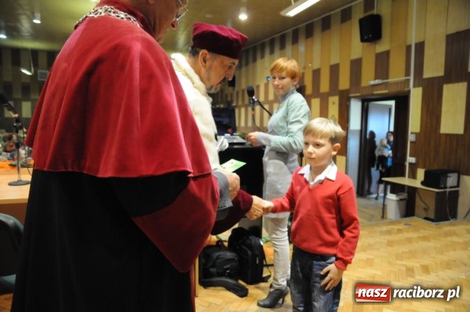Zdjęcie w galerii na portalu naszraciborz.pl: Najmłodsi studenci rozpoczęli kształcenie wiadomości z regionu