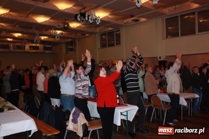 Zdjęcie w galerii na portalu naszraciborz.pl: Mirek Szołtysek i wesołe trio rozbawiali krzanowiczan wiadomości z regionu