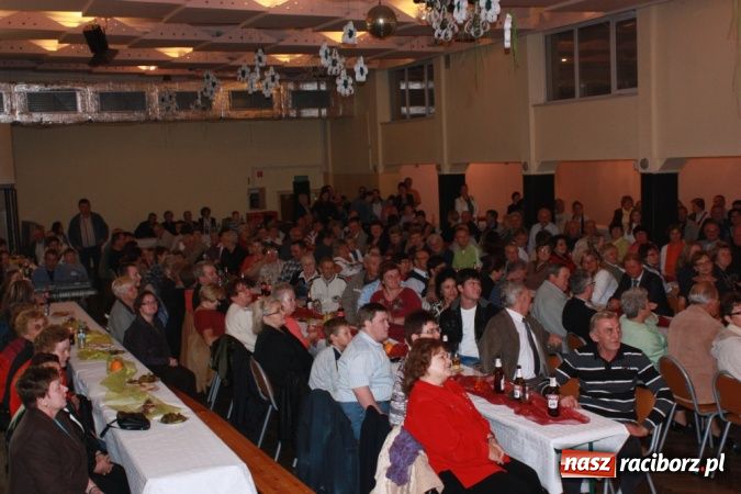 Zdjęcie w galerii na portalu naszraciborz.pl: Mirek Szołtysek i wesołe trio rozbawiali krzanowiczan wiadomości z regionu