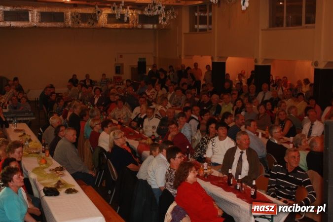 Zdjęcie w galerii na portalu naszraciborz.pl: Mirek Szołtysek i wesołe trio rozbawiali krzanowiczan wiadomości z regionu