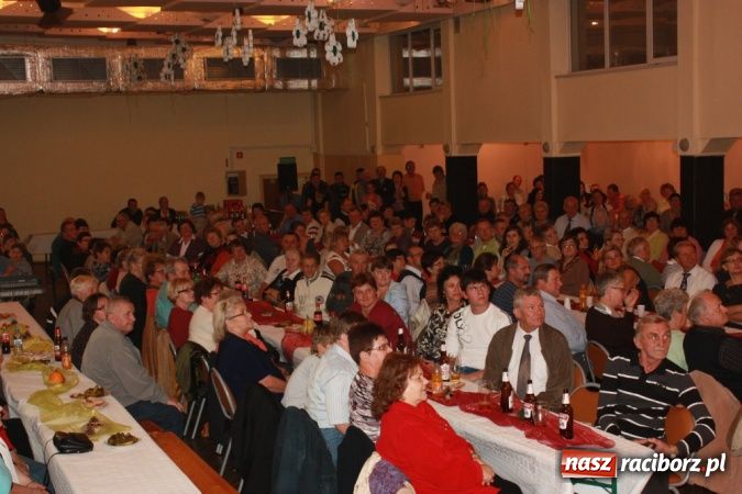 Zdjęcie w galerii na portalu naszraciborz.pl: Mirek Szołtysek i wesołe trio rozbawiali krzanowiczan wiadomości z regionu