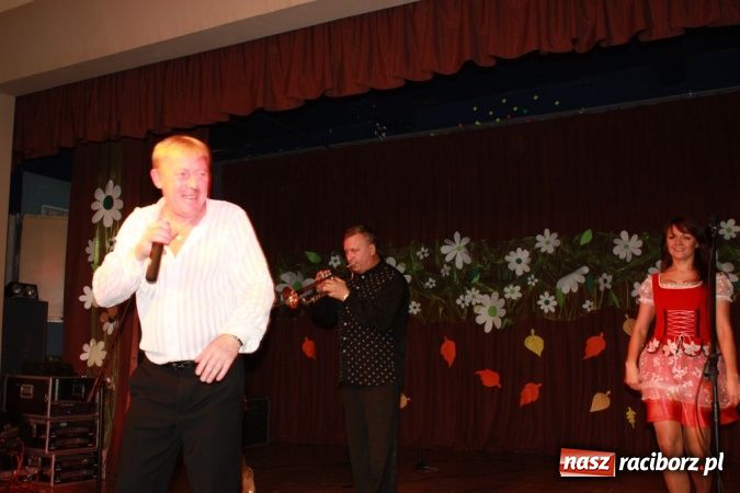 Zdjęcie w galerii na portalu naszraciborz.pl: Mirek Szołtysek i wesołe trio rozbawiali krzanowiczan wiadomości z regionu