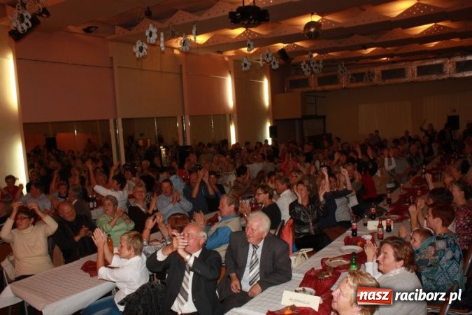 Zdjęcie w galerii na portalu naszraciborz.pl: Mirek Szołtysek i wesołe trio rozbawiali krzanowiczan wiadomości z regionu