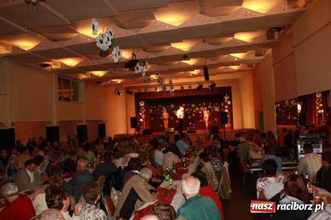 Zdjęcie w galerii na portalu naszraciborz.pl: Mirek Szołtysek i wesołe trio rozbawiali krzanowiczan wiadomości z regionu