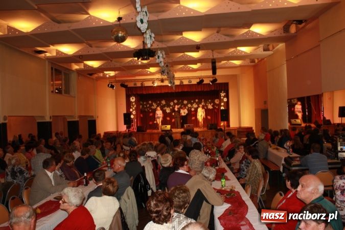 Zdjęcie w galerii na portalu naszraciborz.pl: Mirek Szołtysek i wesołe trio rozbawiali krzanowiczan wiadomości z regionu