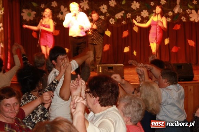 Zdjęcie w galerii na portalu naszraciborz.pl: Mirek Szołtysek i wesołe trio rozbawiali krzanowiczan wiadomości z regionu