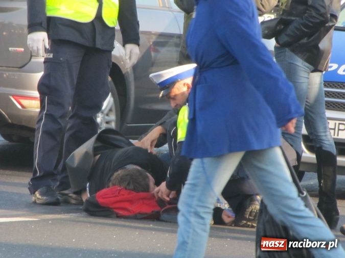 Zdjęcie w galerii na portalu naszraciborz.pl: Brawurowa jazda i nadmierna prędkość. Pirat drogowy potrącił pieszego! wiadomości z regionu