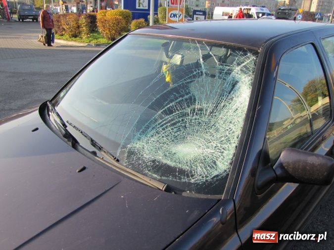Zdjęcie w galerii na portalu naszraciborz.pl: Brawurowa jazda i nadmierna prędkość. Pirat drogowy potrącił pieszego! wiadomości z regionu