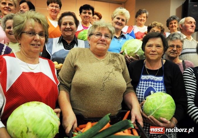 Zdjęcie w galerii na portalu naszraciborz.pl: W Tworkowie gospodynie rzewnie płakały, ale cebulę dziarsko szatkowały wiadomości z regionu
