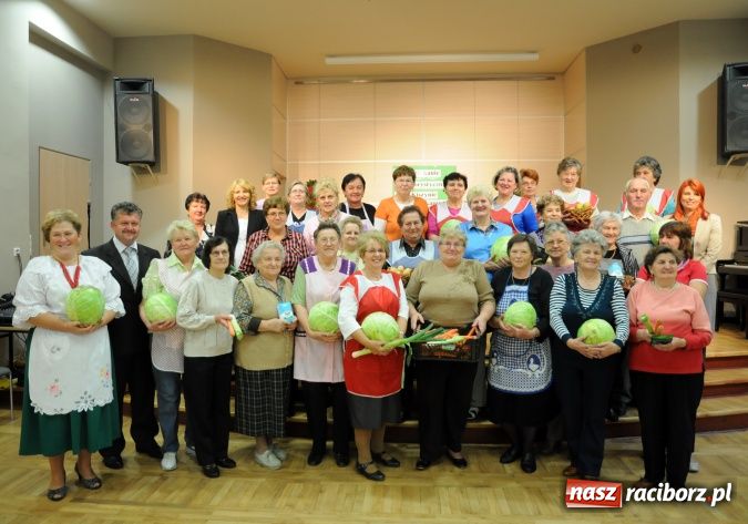 Zdjęcie w galerii na portalu naszraciborz.pl: W Tworkowie gospodynie rzewnie płakały, ale cebulę dziarsko szatkowały wiadomości z regionu