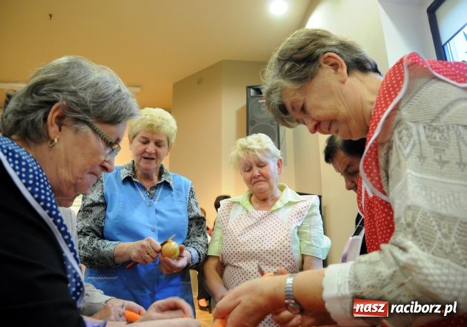 Zdjęcie w galerii na portalu naszraciborz.pl: W Tworkowie gospodynie rzewnie płakały, ale cebulę dziarsko szatkowały wiadomości z regionu