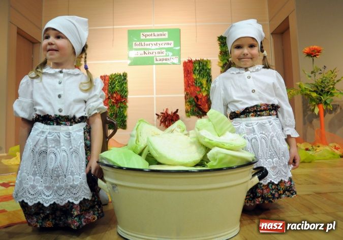 Zdjęcie w galerii na portalu naszraciborz.pl: W Tworkowie gospodynie rzewnie płakały, ale cebulę dziarsko szatkowały wiadomości z regionu