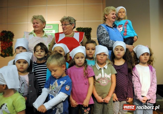 Zdjęcie w galerii na portalu naszraciborz.pl: W Tworkowie gospodynie rzewnie płakały, ale cebulę dziarsko szatkowały wiadomości z regionu