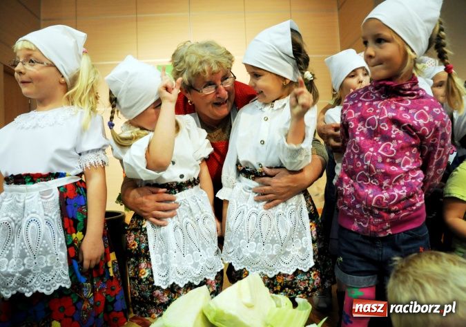 Zdjęcie w galerii na portalu naszraciborz.pl: W Tworkowie gospodynie rzewnie płakały, ale cebulę dziarsko szatkowały wiadomości z regionu