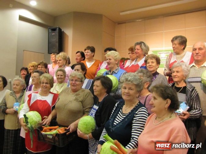 Zdjęcie w galerii na portalu naszraciborz.pl: W Tworkowie gospodynie rzewnie płakały, ale cebulę dziarsko szatkowały wiadomości z regionu