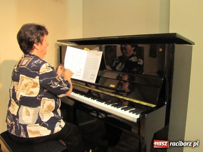 Zdjęcie w galerii na portalu naszraciborz.pl: W Tworkowie gospodynie rzewnie płakały, ale cebulę dziarsko szatkowały wiadomości z regionu