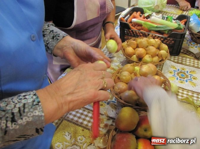 Zdjęcie w galerii na portalu naszraciborz.pl: W Tworkowie gospodynie rzewnie płakały, ale cebulę dziarsko szatkowały wiadomości z regionu