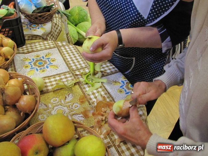 Zdjęcie w galerii na portalu naszraciborz.pl: W Tworkowie gospodynie rzewnie płakały, ale cebulę dziarsko szatkowały wiadomości z regionu