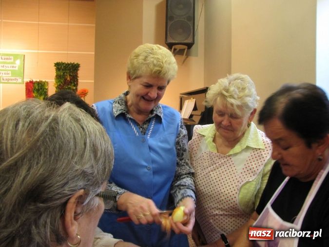 Zdjęcie w galerii na portalu naszraciborz.pl: W Tworkowie gospodynie rzewnie płakały, ale cebulę dziarsko szatkowały wiadomości z regionu