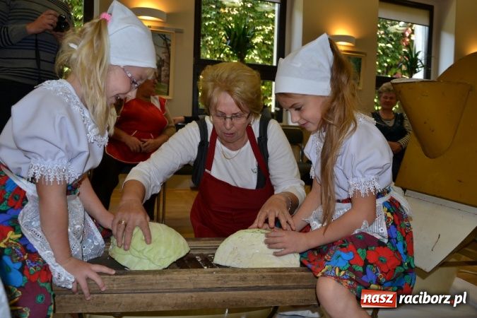 Zdjęcie w galerii na portalu naszraciborz.pl: W Tworkowie gospodynie rzewnie płakały, ale cebulę dziarsko szatkowały wiadomości z regionu