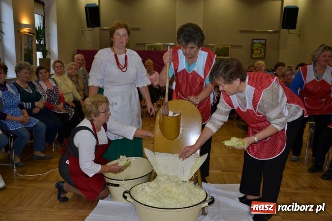 Zdjęcie w galerii na portalu naszraciborz.pl: W Tworkowie gospodynie rzewnie płakały, ale cebulę dziarsko szatkowały wiadomości z regionu