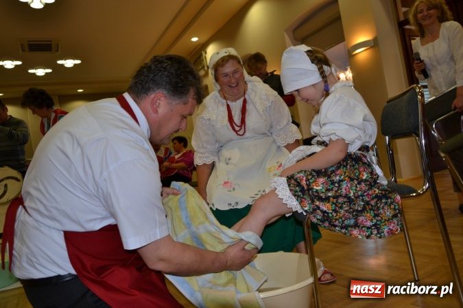 Zdjęcie w galerii na portalu naszraciborz.pl: W Tworkowie gospodynie rzewnie płakały, ale cebulę dziarsko szatkowały wiadomości z regionu