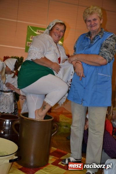 Zdjęcie w galerii na portalu naszraciborz.pl: W Tworkowie gospodynie rzewnie płakały, ale cebulę dziarsko szatkowały wiadomości z regionu