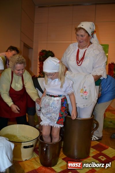 Zdjęcie w galerii na portalu naszraciborz.pl: W Tworkowie gospodynie rzewnie płakały, ale cebulę dziarsko szatkowały wiadomości z regionu