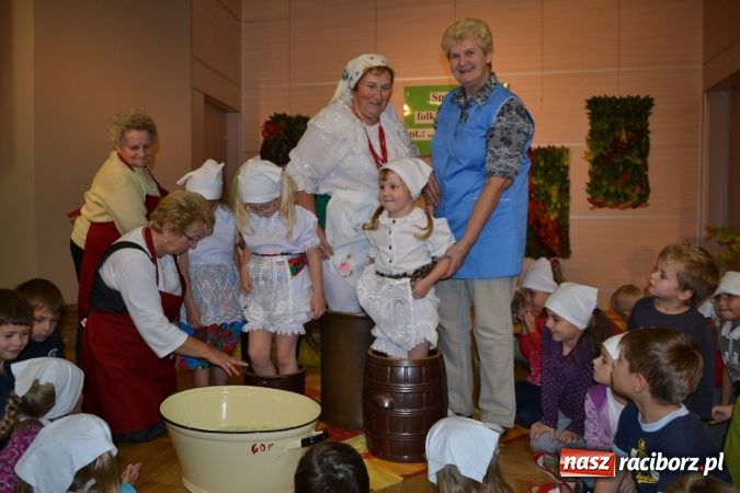 Zdjęcie w galerii na portalu naszraciborz.pl: W Tworkowie gospodynie rzewnie płakały, ale cebulę dziarsko szatkowały wiadomości z regionu